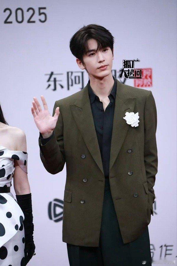 张凌赫星光大赏红毯，状态怎么样帅得非常稳定星光大赏出图