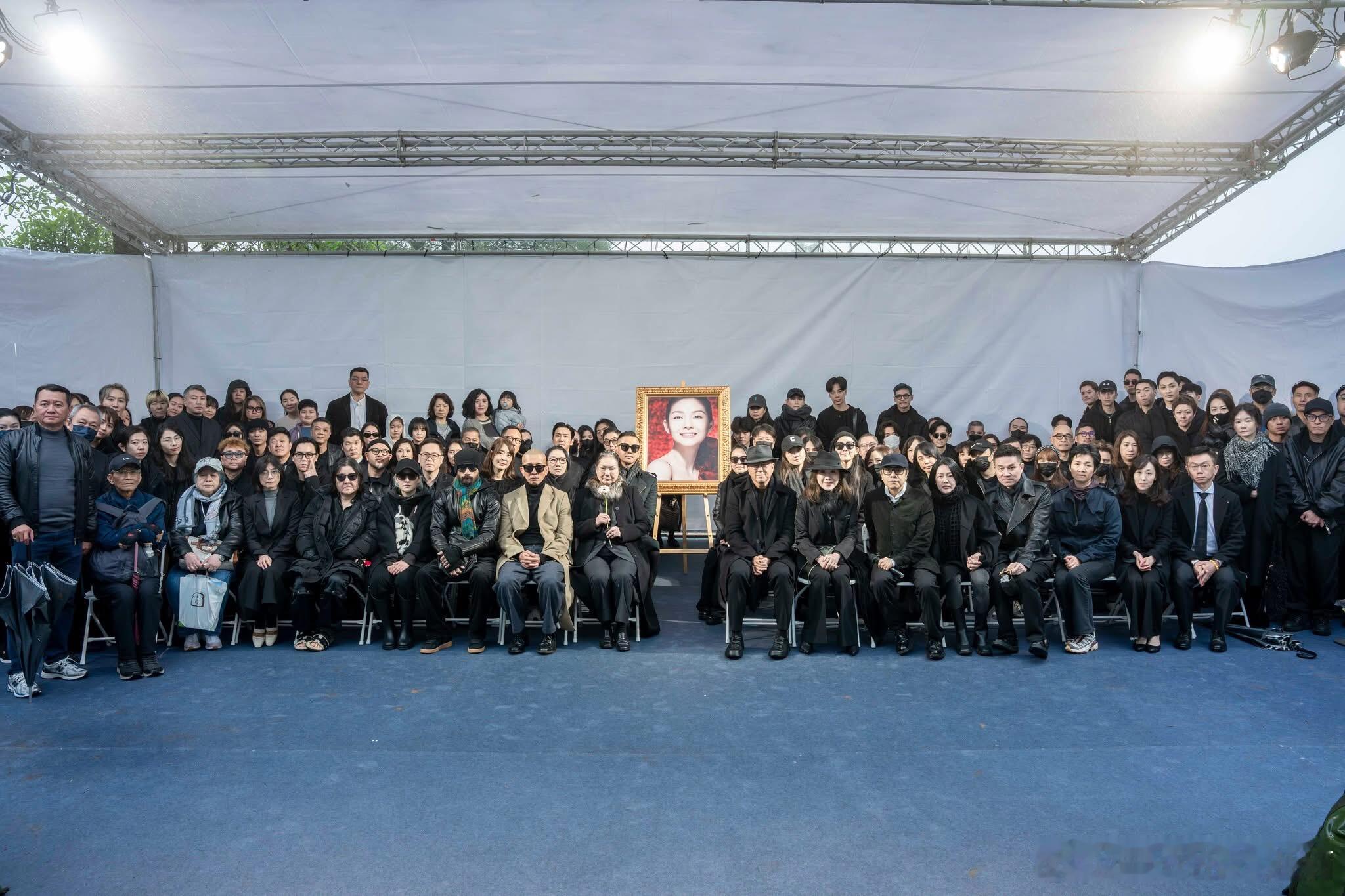 大S遗照首度曝光小S致词：想到姐姐最后3年有姐夫陪就能平静。小S哭喊好想大S