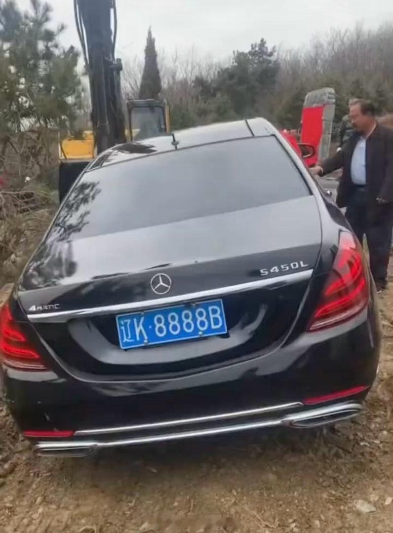 民政局回应用真奔驰车陪葬真埋了？奔驰S级陪葬！？“一辆奔驰S450L，就这么埋了
