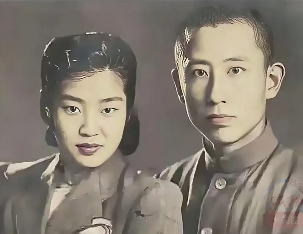 她在目睹了丈夫阵亡后，虽然悲愤交加，但是为了不让丈夫的遗体落入敌人手里，她端起机