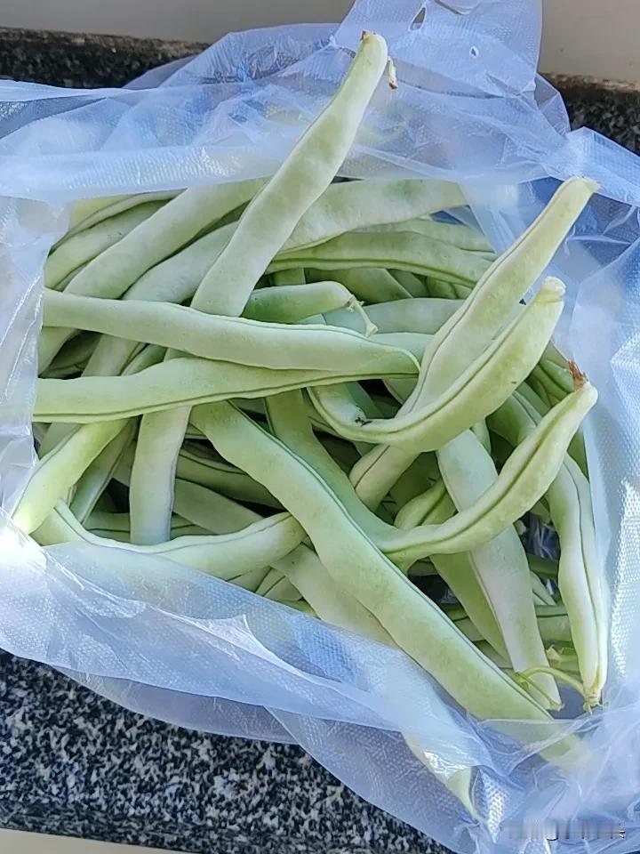 看看这里的蔬菜价格怎么样？
豆角，2块，
黄瓜，2块，
西红柿，2块，
茄子，2