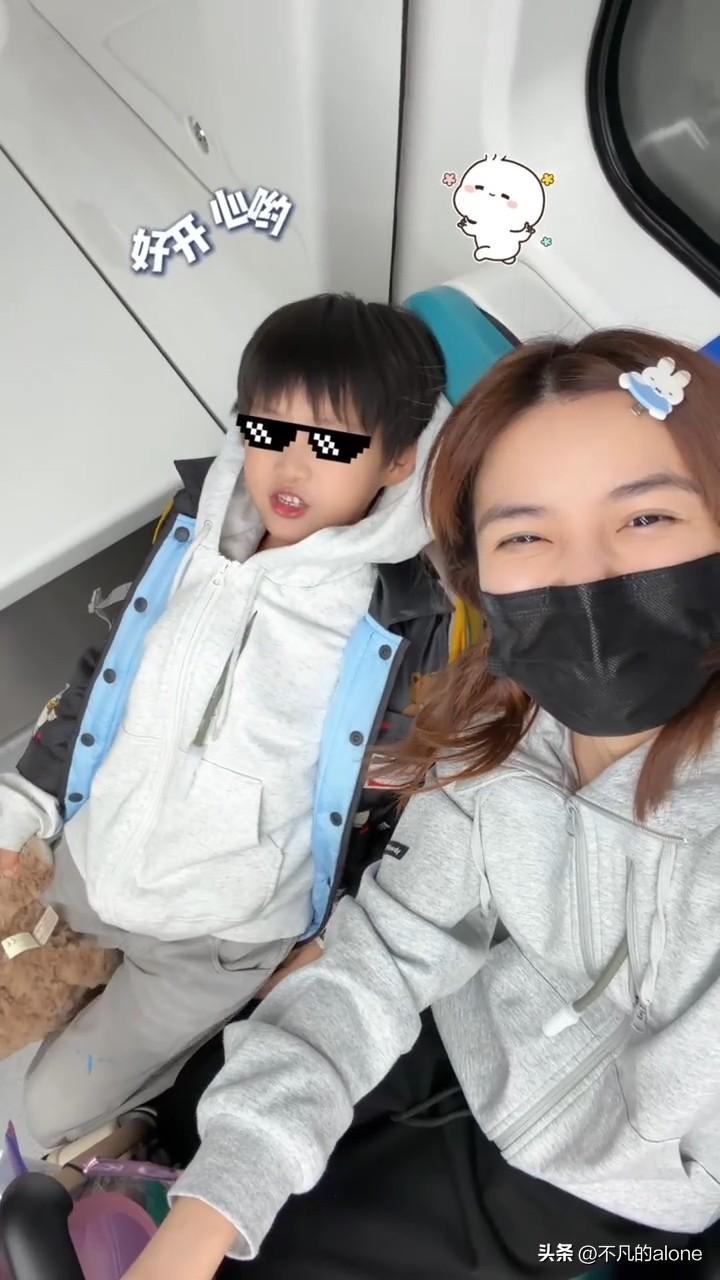 2月4日，苏醒妻子廖语辰更新美国度假vlog，并配文“挑战一个人带娃出国旅行”。