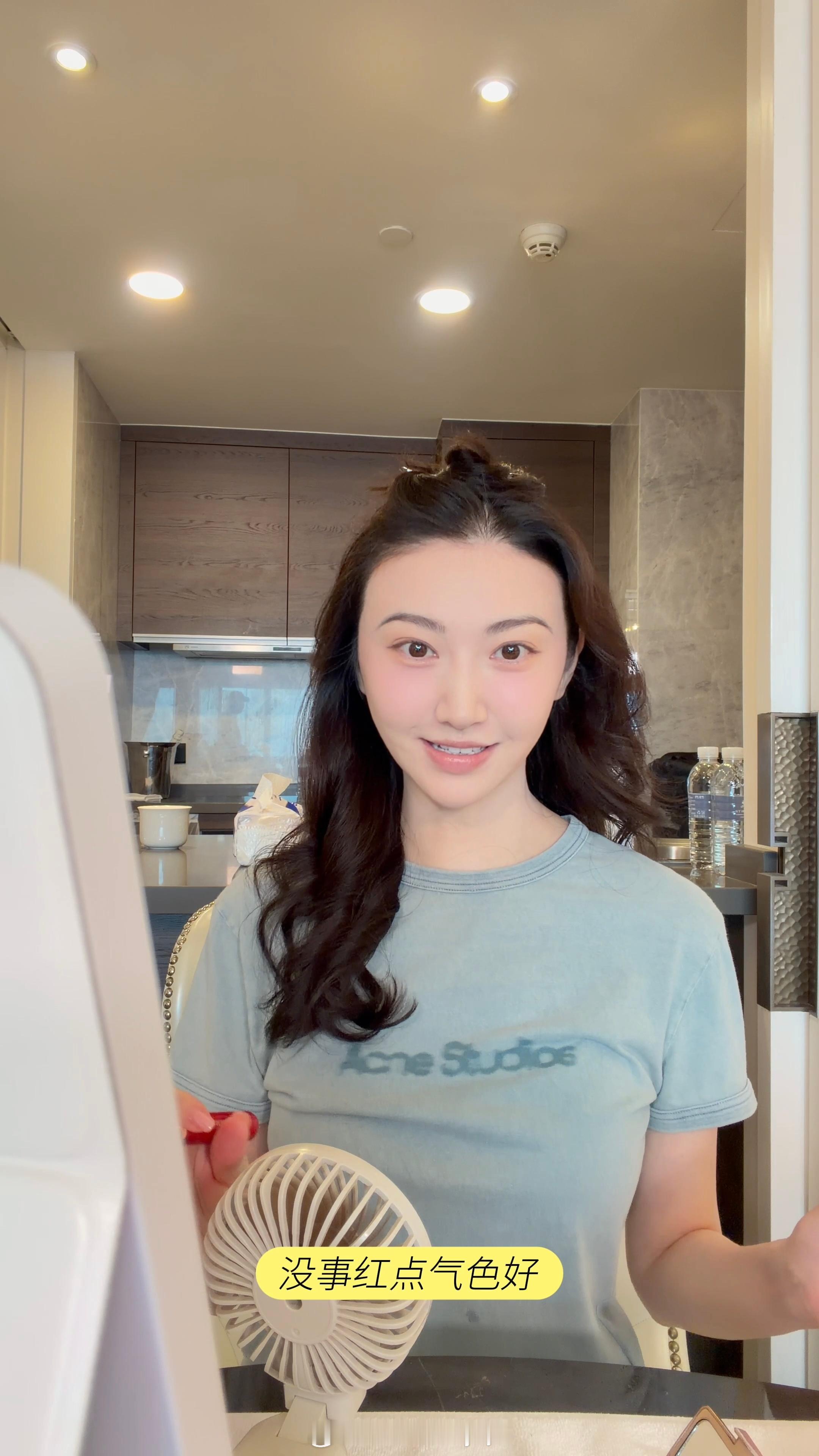 大小姐这腮红一顿操作猛如虎，哈哈哈哈哈为了给我们录视频，自己操作一通累的叹气了，
