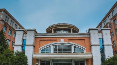 第一部分：2026年到底多少分能上？
先说结论——400多分就能上，性价比极高。