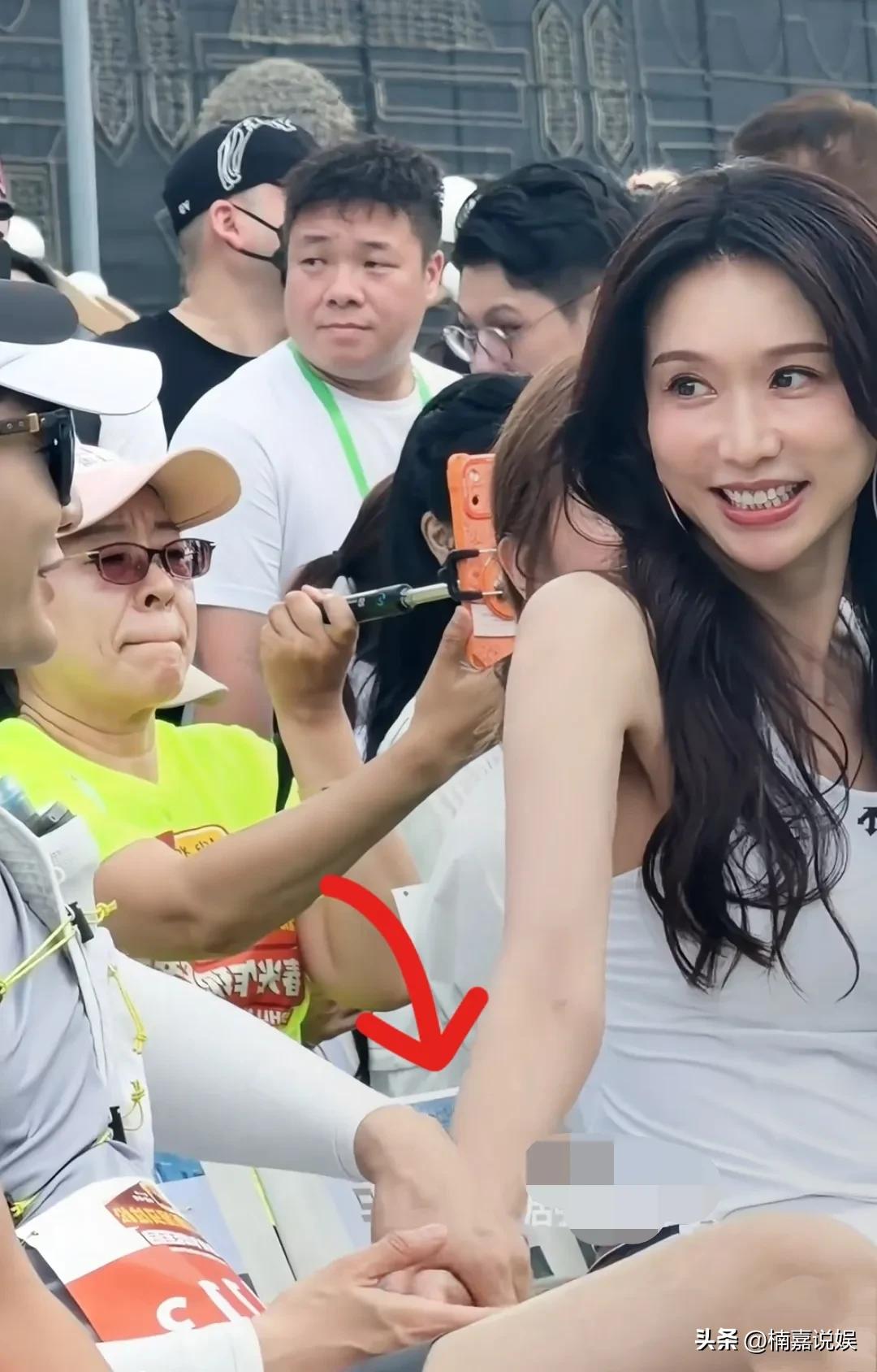 不对比不知道，一对比就能发现黄晓明确实保养得好啊！
看他和黄宗泽一起参加活动，4