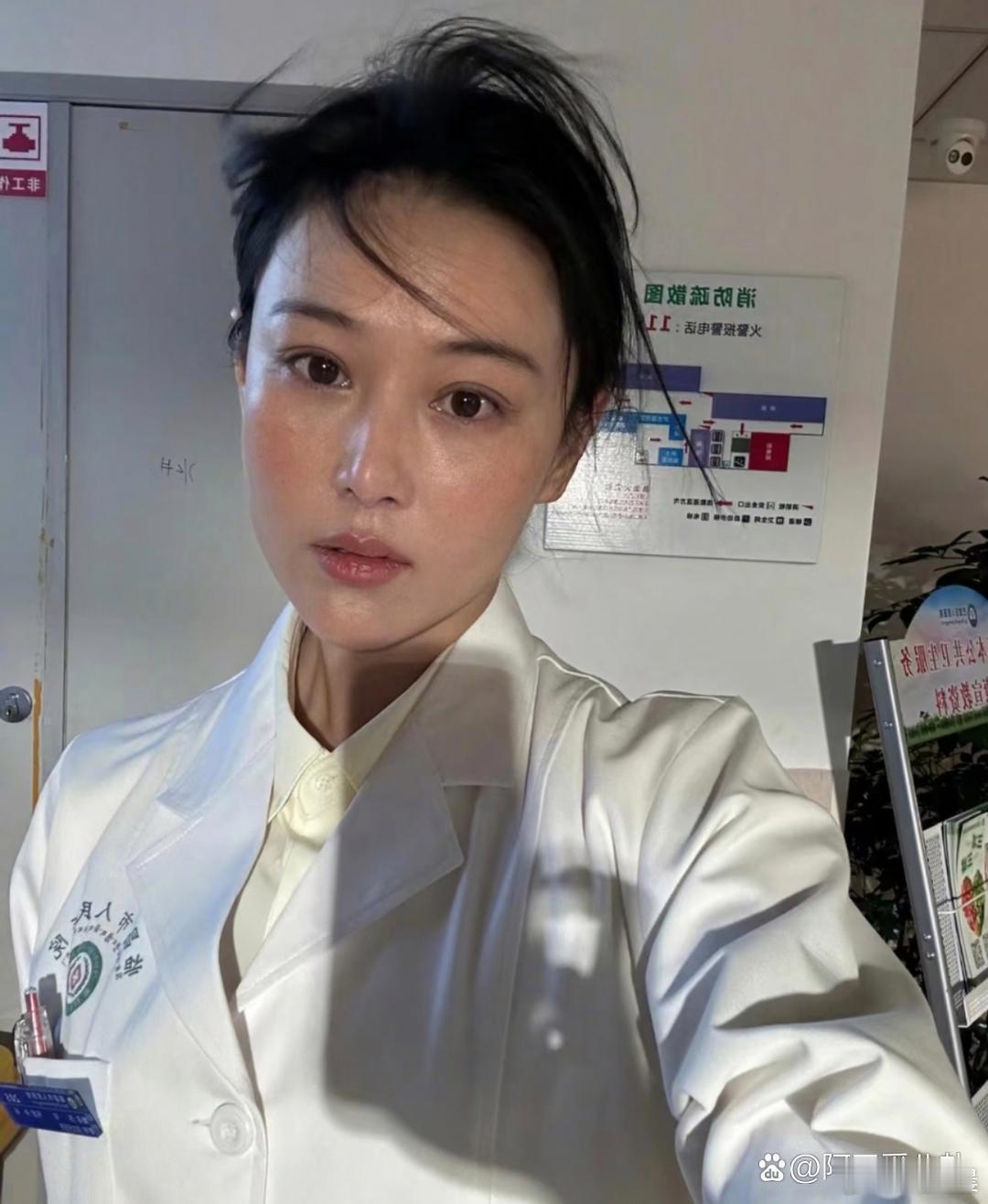 张馨予素颜状态满分，肌肤细腻水润，触感仿佛吹弹可破，状态格外能打。 
