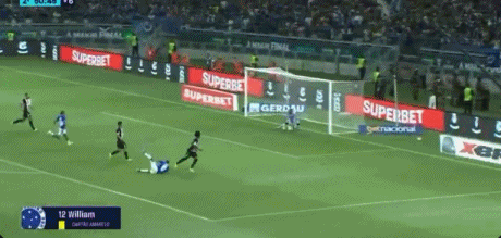 全员大乱斗！巴西米内罗州锦标赛克鲁塞罗1-0米内罗竞技比赛中，双方球员爆发大规模