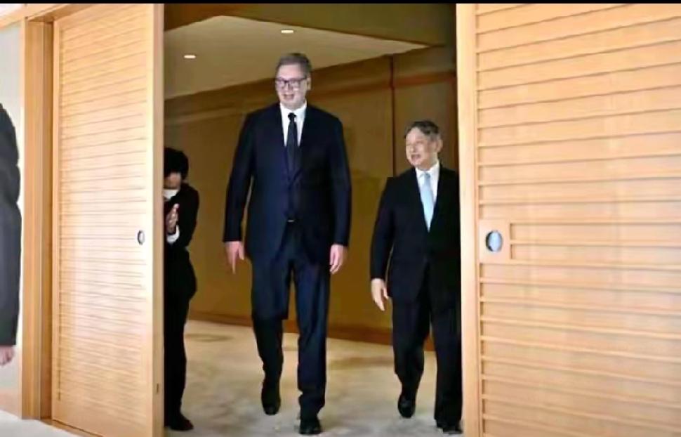 这不是p图，这是真的，塞尔维亚总统武契奇到日本访问，期间和日本天黄进行会面，这是