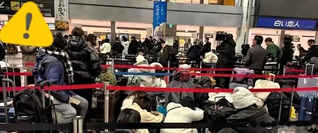 北海道这些滞留旅客揭示了一个道理，那就是别以为你有钱想去哪就去哪，现实会狠狠的打