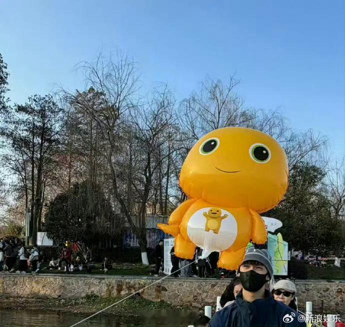 突然发现李昀锐和奶龙的适配度好高，好可爱。 