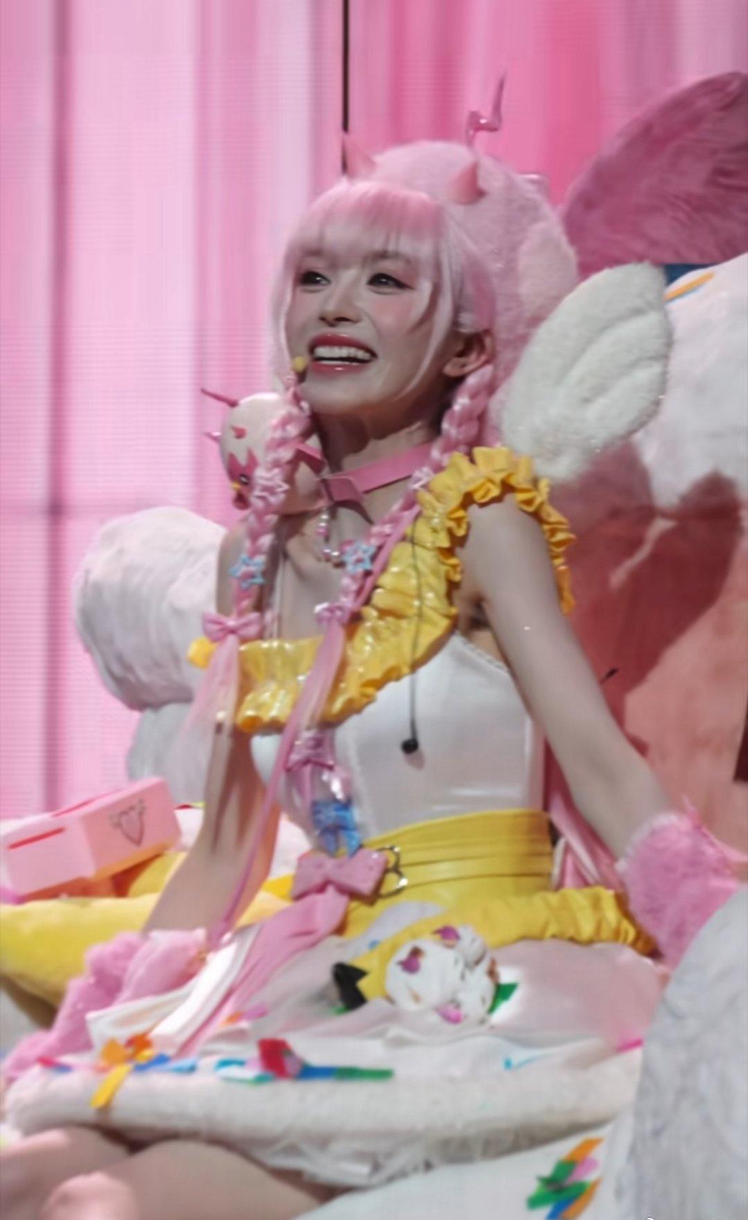 被这个田曦薇小田妹妹美晕了，美萌美萌的

永远元气满满，蹦蹦跳跳的奔向舞台的样子