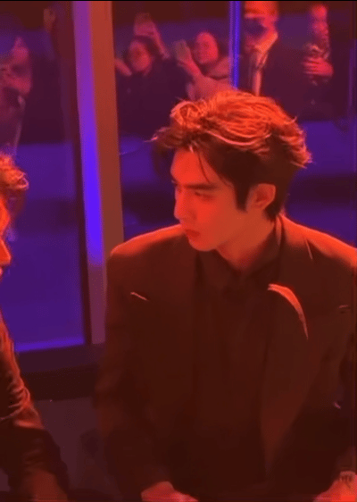 宋威龙今晚OMEGA活动长这样 颜值很有保障 