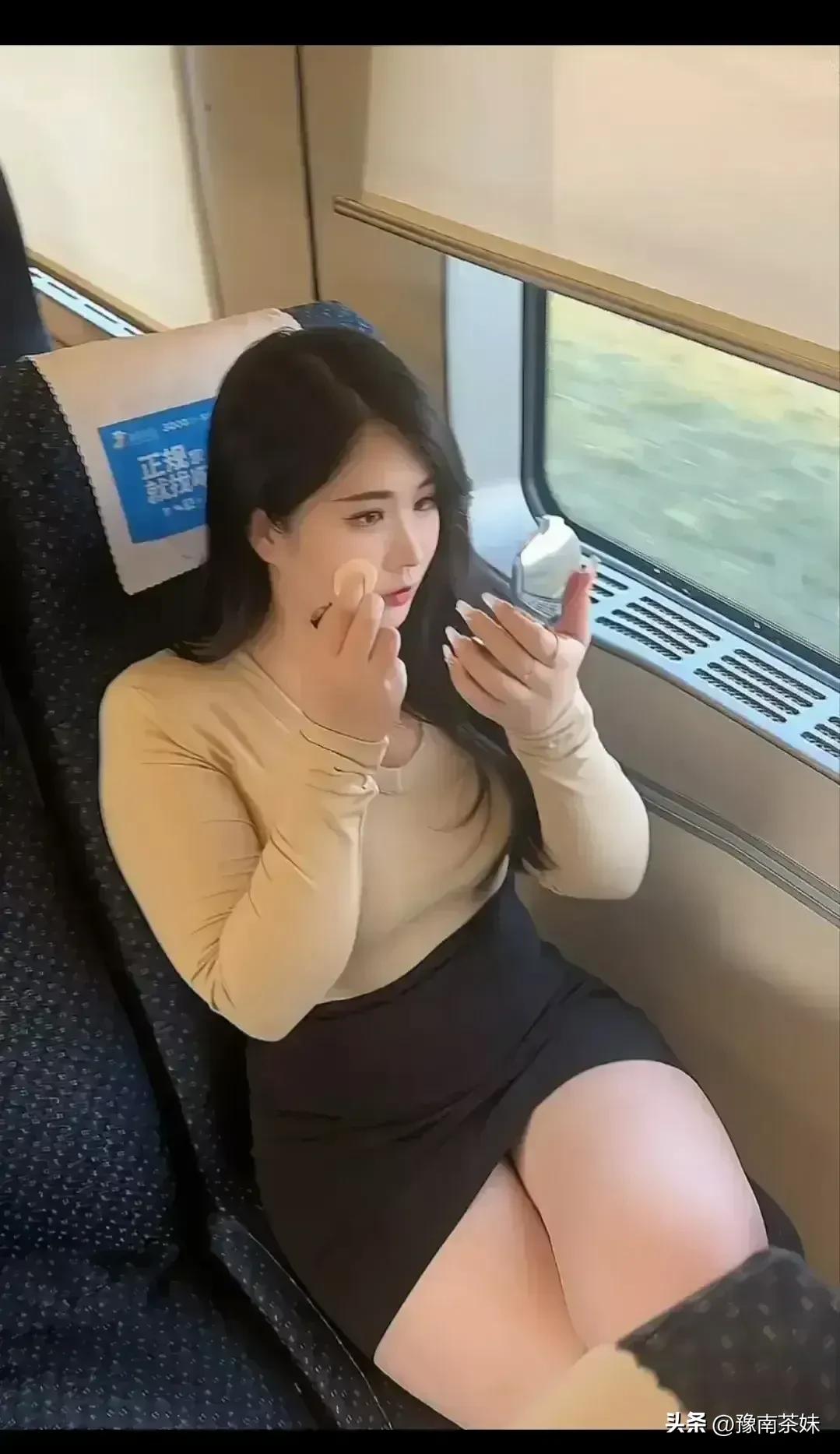 在高铁上，她用美妆来记录旅途的美好。