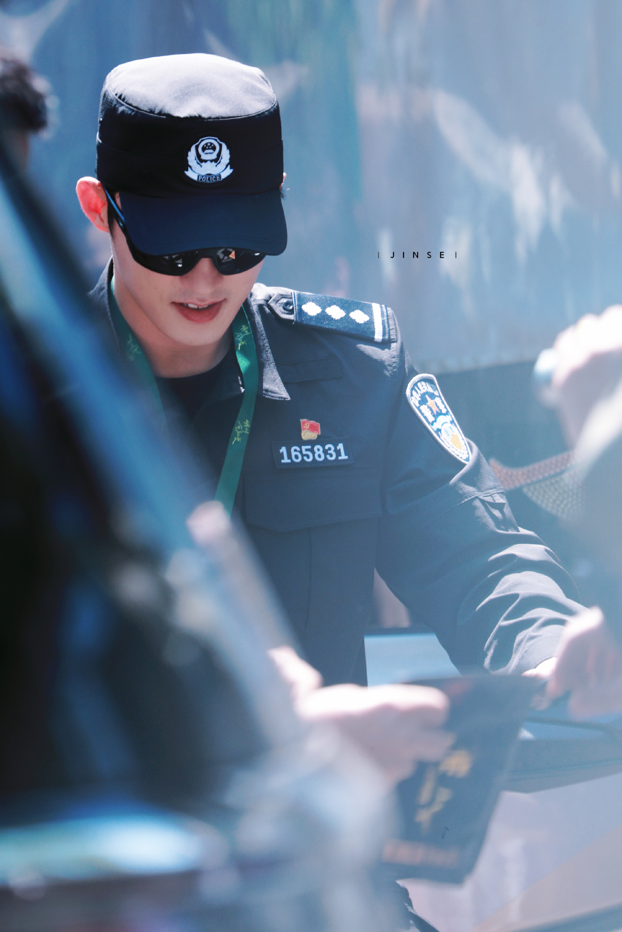 黄景瑜让代拍小心蛇 笑不活了我们瑜哥操心命实锤！雨林拍戏不忘喊话代拍防蛇，善心b