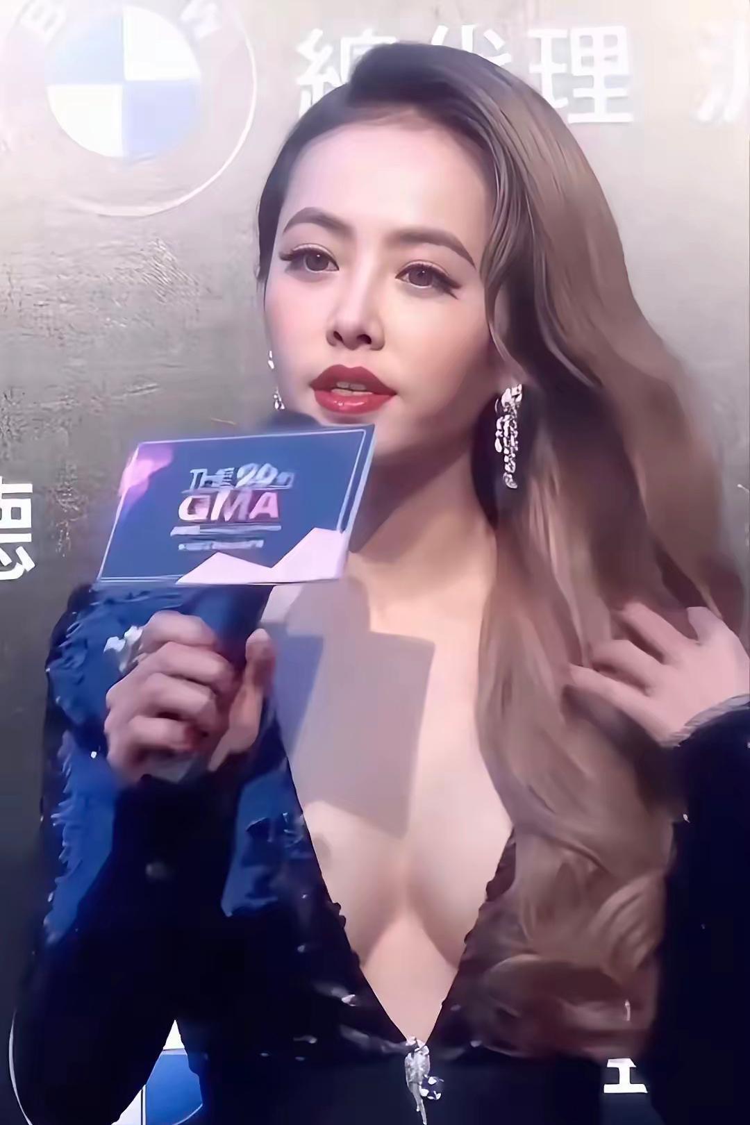 台湾歌星蔡依林的穿衣风格转变太绝了！
身材矫小的她，自从清纯标准化偶像转型走性感