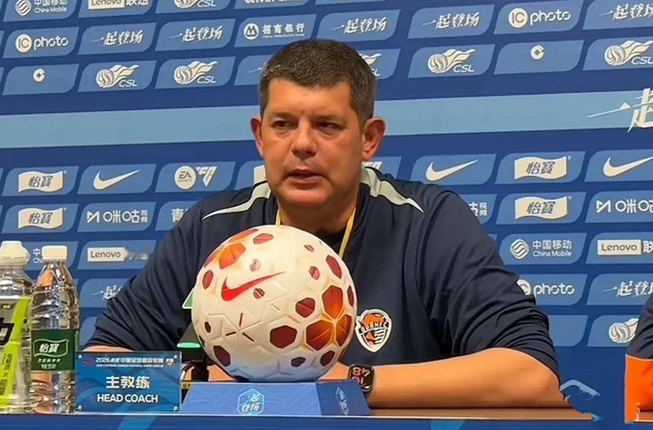 青岛海牛主帅里斯蒂奇透露了本轮中超没让邝兆镭上场的原因。
在接受记者媒体的采访时