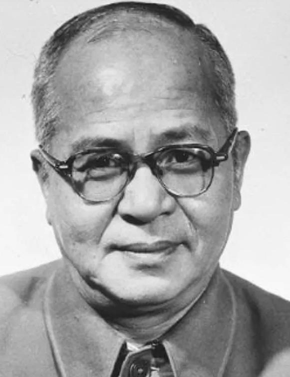 1969年，在北京刑场边的老槐树下，60岁的吴晗被粗绳捆在树干上，可围观的人群里