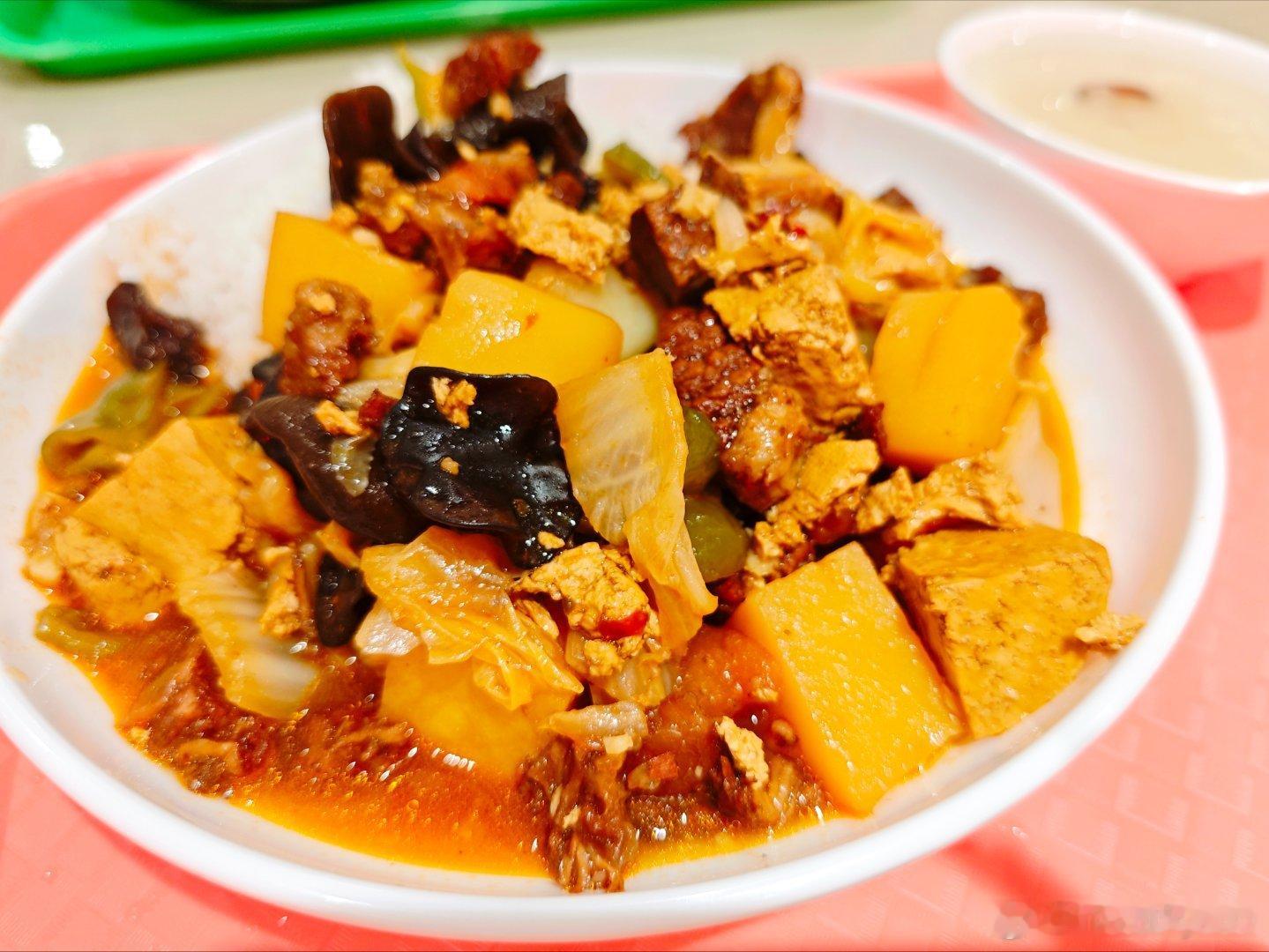 生活手记失去饭搭子的第一天，迷茫的在食堂转了半天，最后选择了牛肉米饭。 
