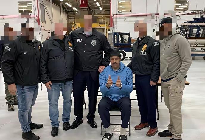 你没看错，向你竖起大拇指的正是马杜罗，他轻声告诉你“还追啊，我到家了！”[大笑]