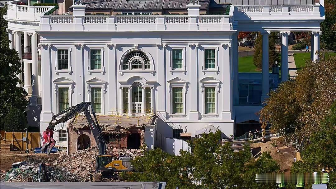 特朗普把白宫拆了：涉嫌严重破坏历史文物，可能面临牢狱之灾？
 
这事得从今年7月