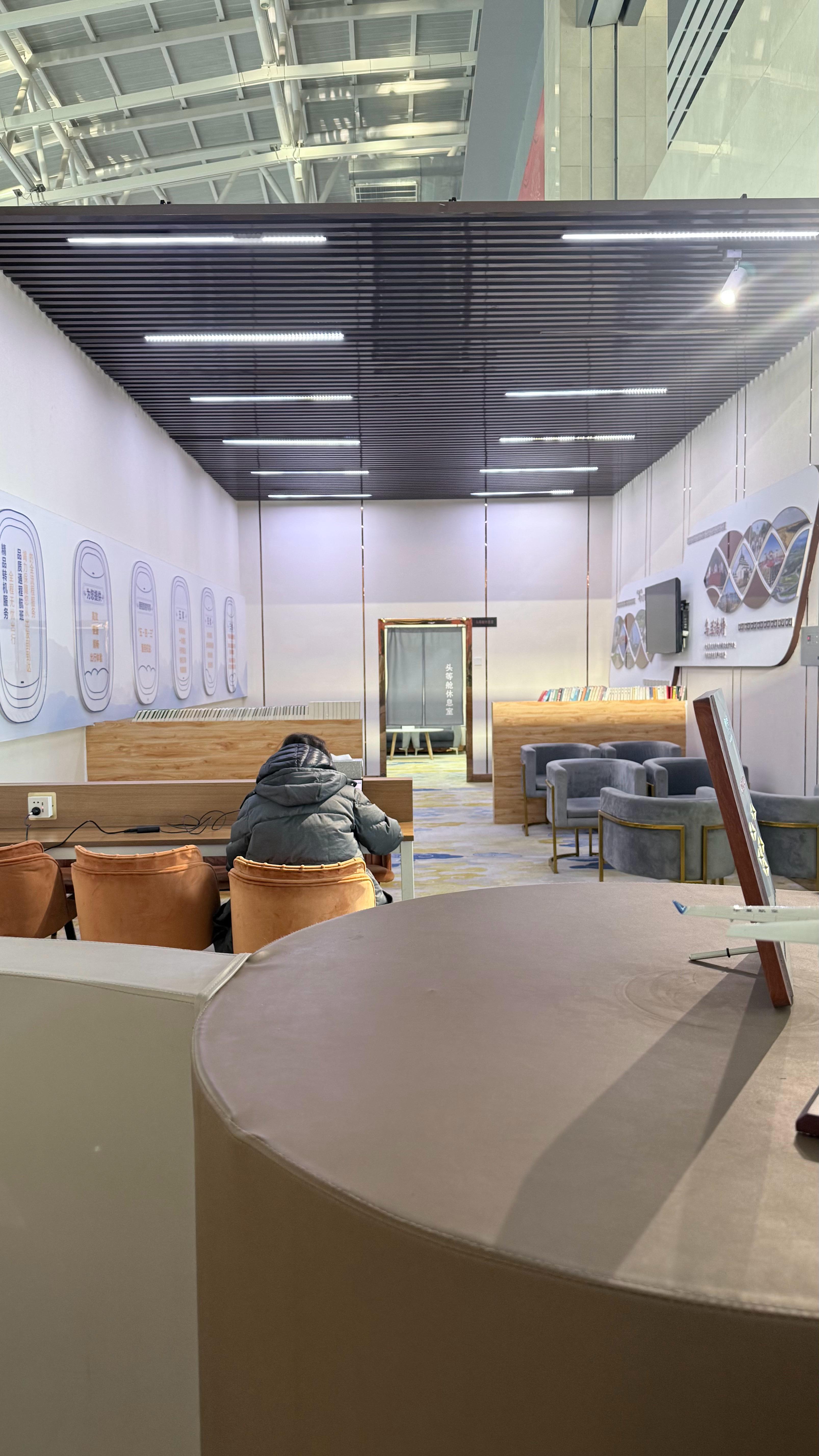 上一次坐我们家这飞机回北京，休息室里还只有一些零散的小零食，现在有零食袋了，里面