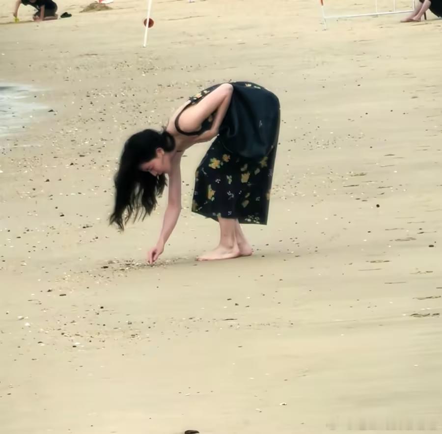 海边偶遇钟楚曦拍戏，她居然是扁平足，背LV包人好瘦，气质真好 