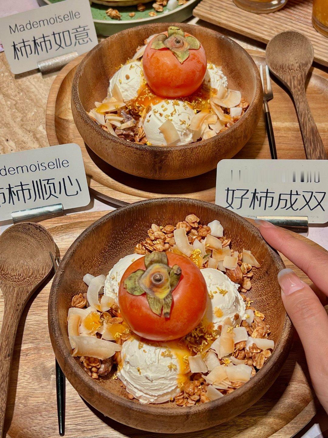 正好是秋日柿子上市的季节，和闺蜜👭点了一桌柿子甜品🍮🈶️柿子酸奶碗、柿子吐