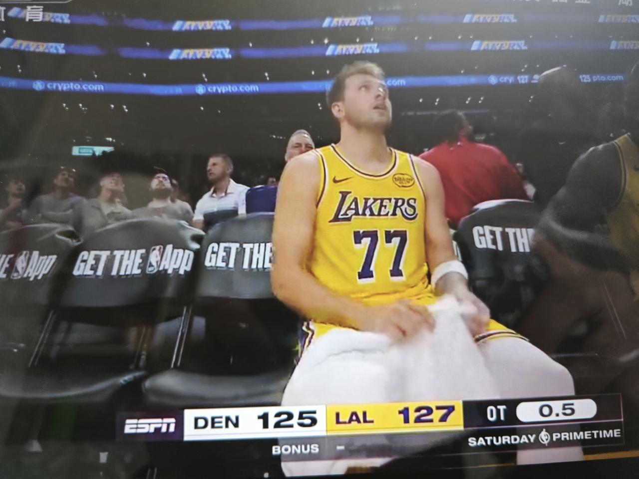 一场比赛两个三双，最后湖人队读秒绝杀。这是近期看过最精彩的NBA比赛，，跌宕起伏