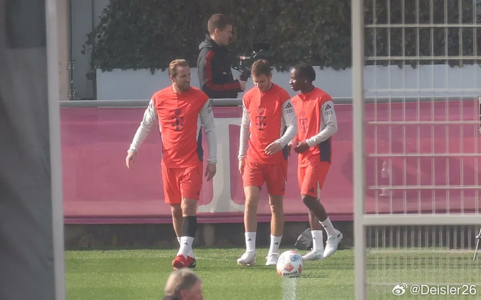 🚨由於阿方索·戴維斯與伊藤洋輝仍未傷愈歸隊，U-17隊16歲的左後衛理查德·阿