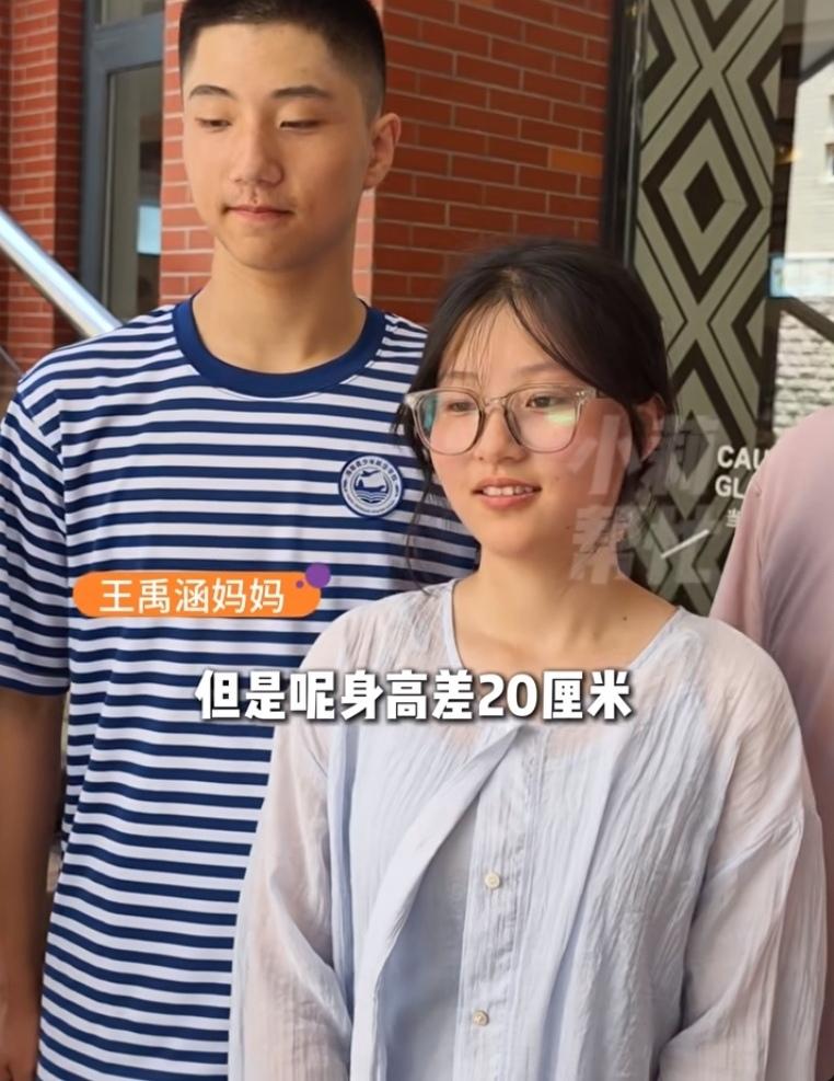 河南郑州，16岁龙凤胎，出生只差2分钟，身高却差了20厘米。爸爸1米73、妈妈1