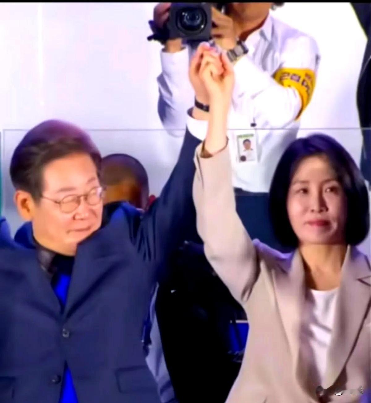 李在明刚在镜头前秀完"绝世好老公"人设，转头就被自家媳妇揭了老底！谁能想到这位政