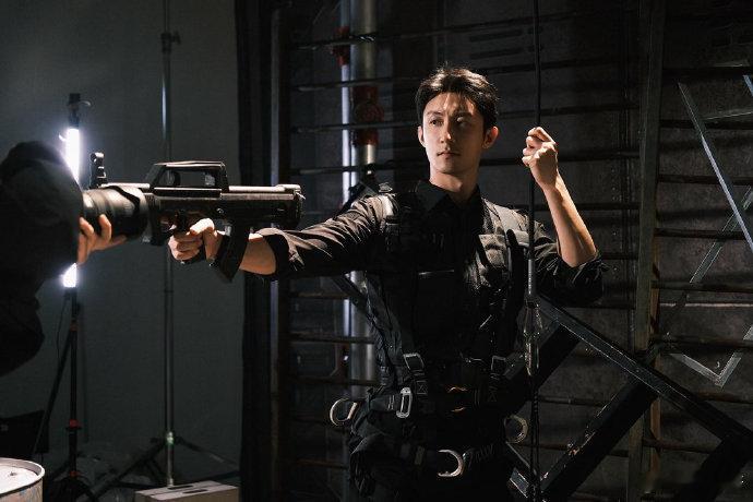 黄景瑜装不过三秒定律 黄sir你啥时候拍视频能不笑啊？刚被他的冷脸帅到屏幕发烫，