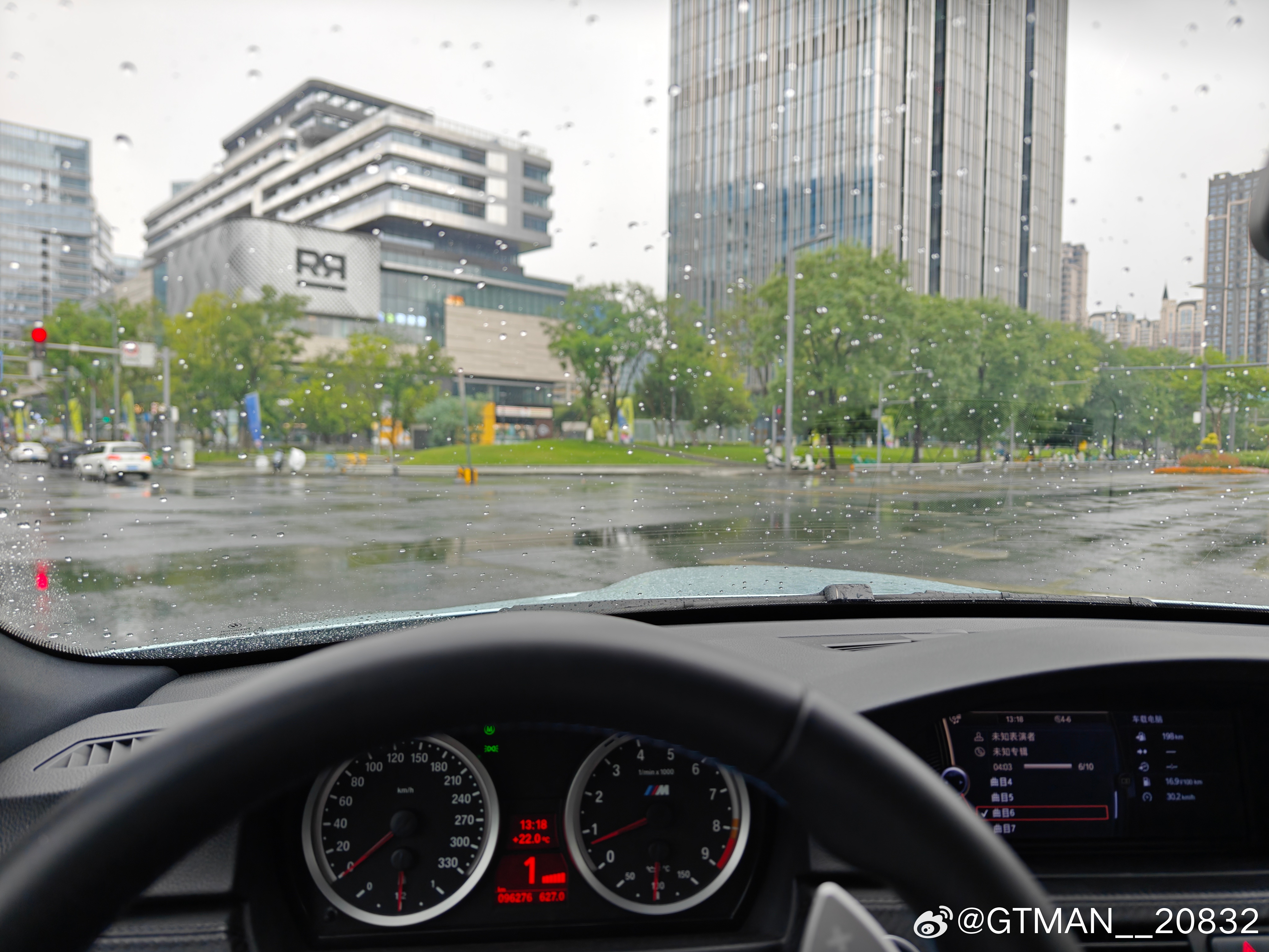 下雨快乐车，扭矩小但是配合这垃圾p7刚好，尾巴出来得很可控，点油门时那v8的声音