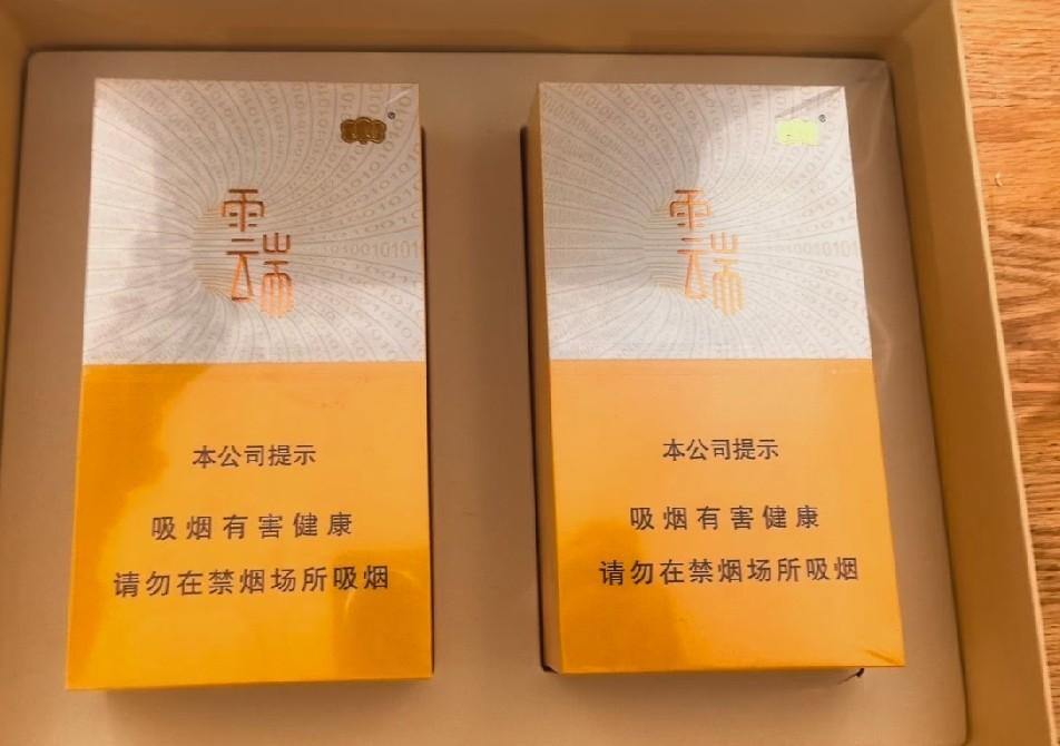 老板验完货，说烟是真的。然后报了个价：一条700。
你手里那两条烟，可是女婿第一