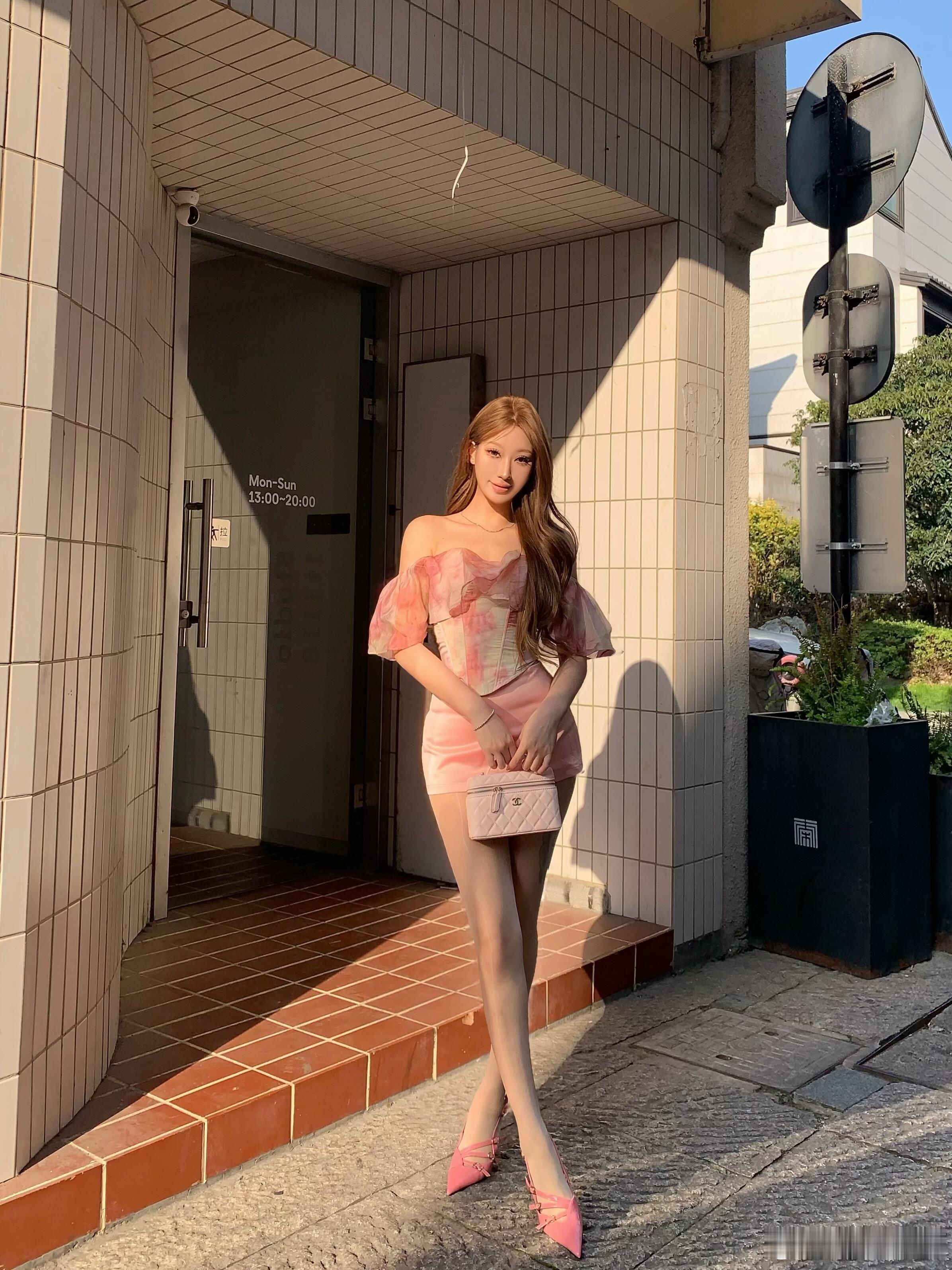 是谁先穿上了张婧仪同款丝袜 ？ 