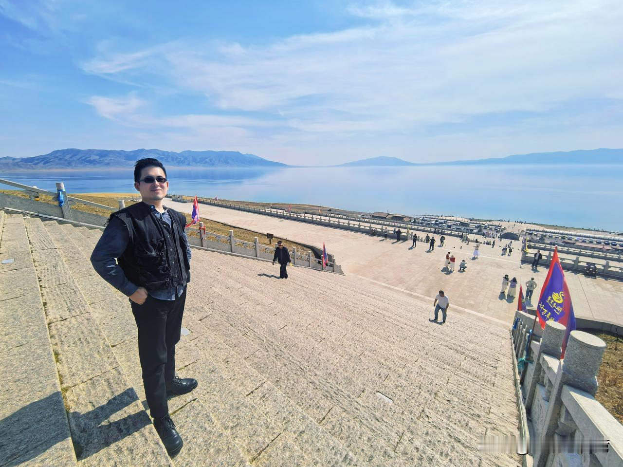 第二度来到位处新疆北天山山脉的塞里木湖，这次比上回有更充足时间，可以舒缓地享受天