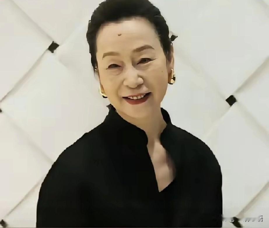 奚美娟现在简直叫人五体投地，生了个不是丈夫的孩子，不声不响的处理得稳稳妥妥。
没