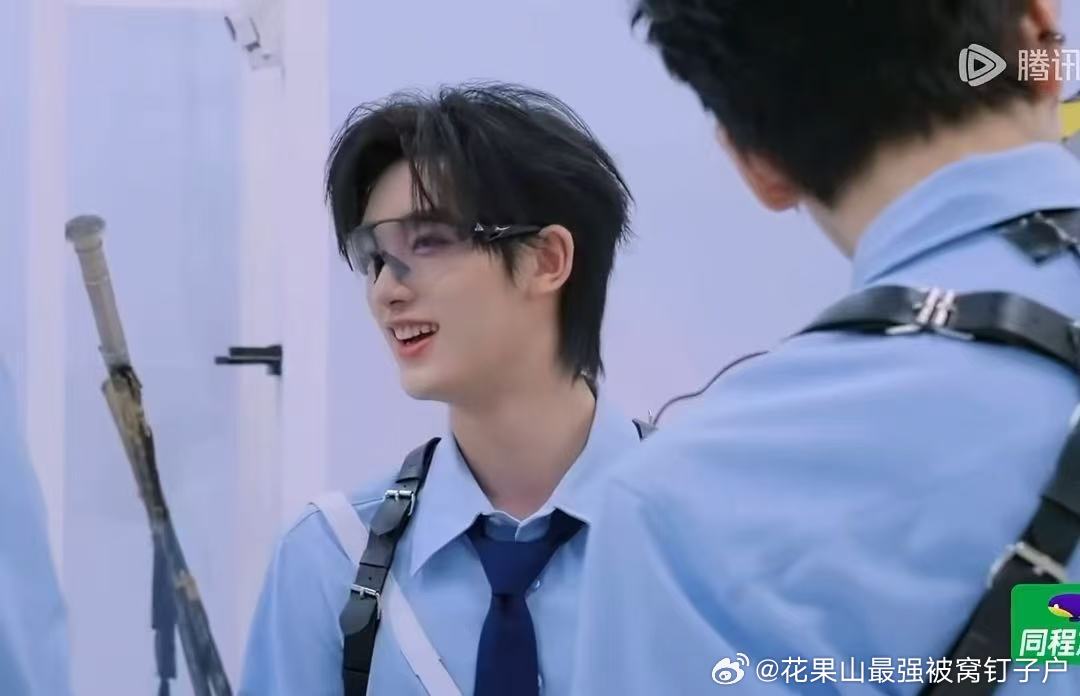 张凌赫周柯宇逗杨超越杨超越配合张凌赫周柯宇开始推理吧本来只是简单介绍节目规则，顺