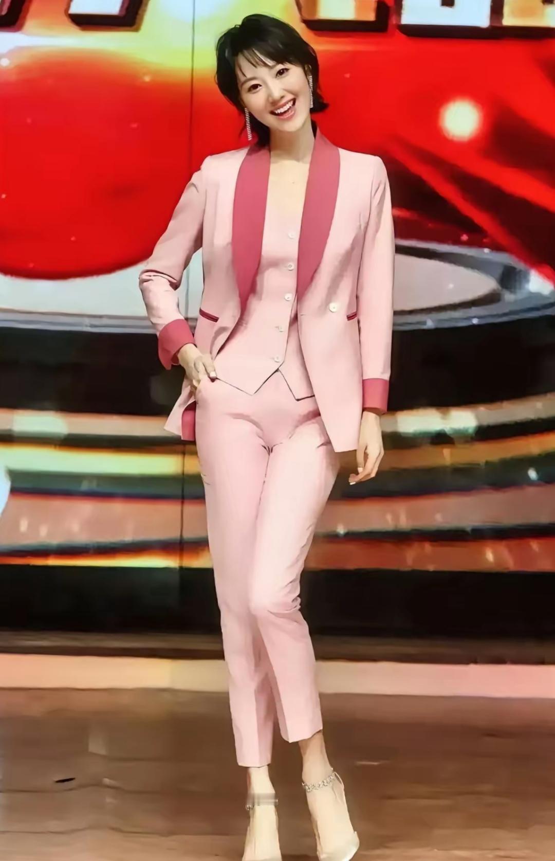 这位主持人的气质太好了，一身粉色的西装让她看起来更加优雅美丽了。

她微笑的模样
