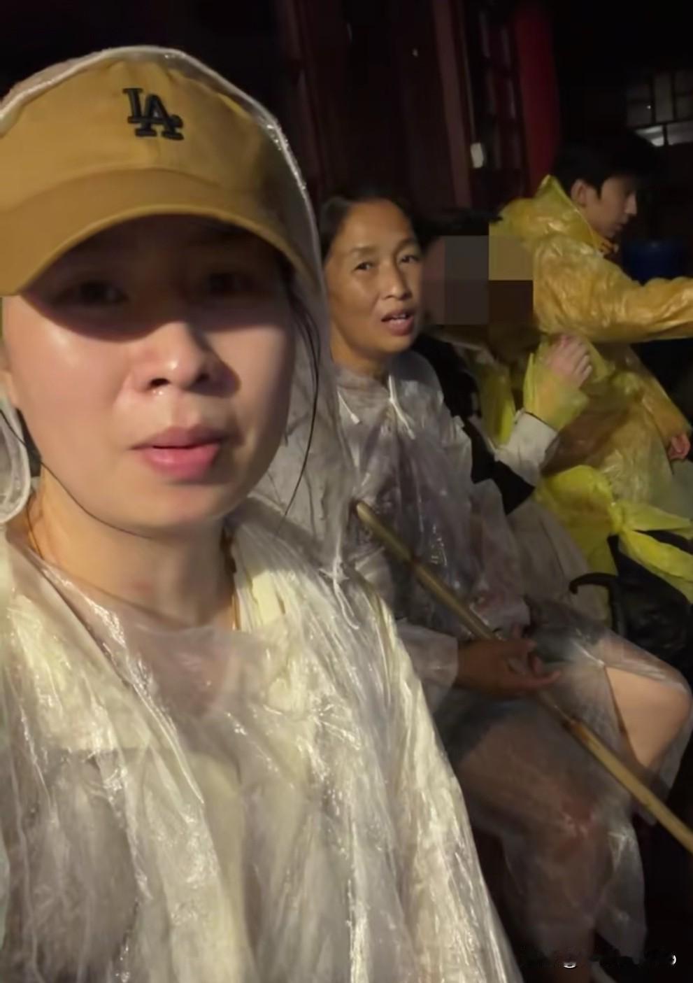 翠花终于更视频了，结果和大根同一天发峨眉山爬山内容，网友些都炸了，说这绝对是约好