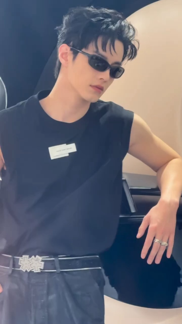 何与今日线下活动丨拽少炸街🕶️帅成这样