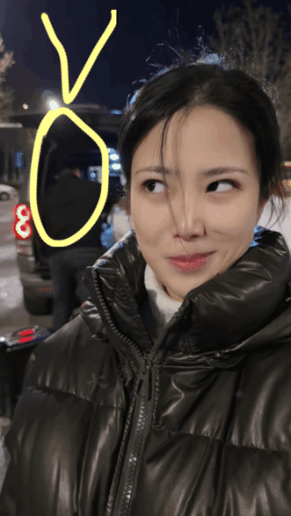 她在偷笑，
难道是因为丈夫终于要走了？