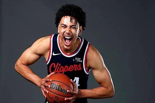 快船赢凯尔特人的比赛里，替补席上的桑德斯简直杀疯了！22分钟砍11分6篮板，正负