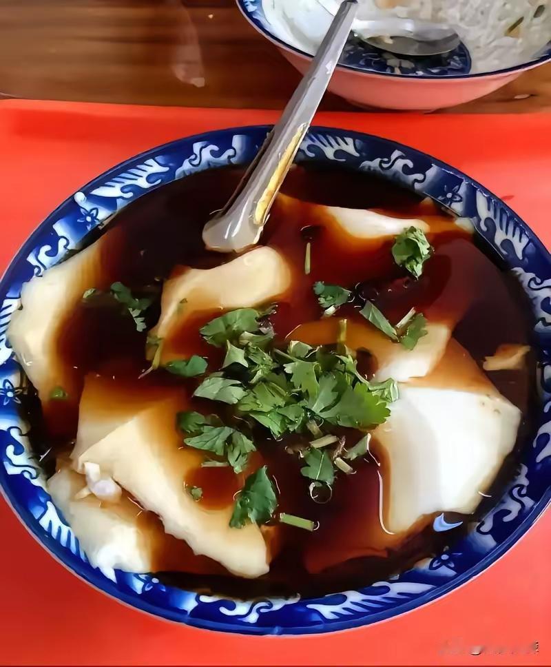 聊城高唐老豆腐：别光当早餐，夏天傍晚来一碗也超爽！滑嫩的豆腐脑淋上特制的卤汁和辣