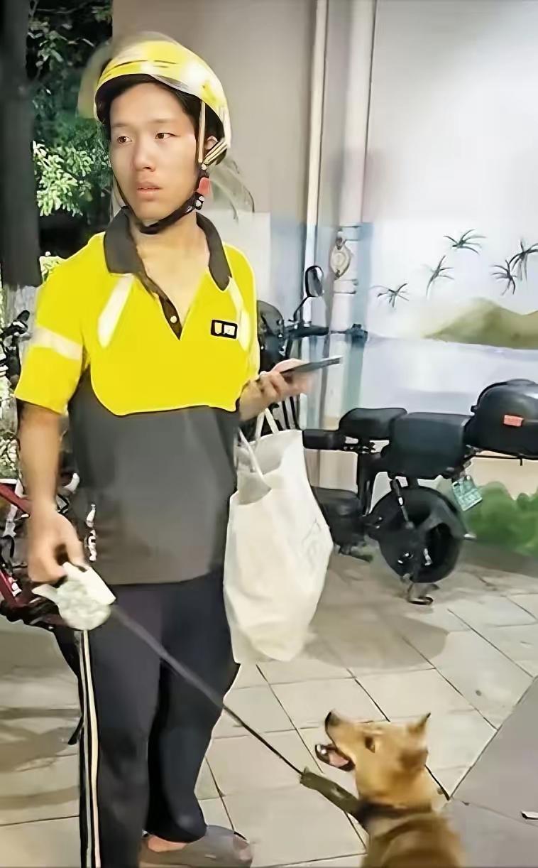 啥事儿值得同情呢？为啥有人会同情别人呢？有人给那小伙子钱，有人给他送饭，有个老板