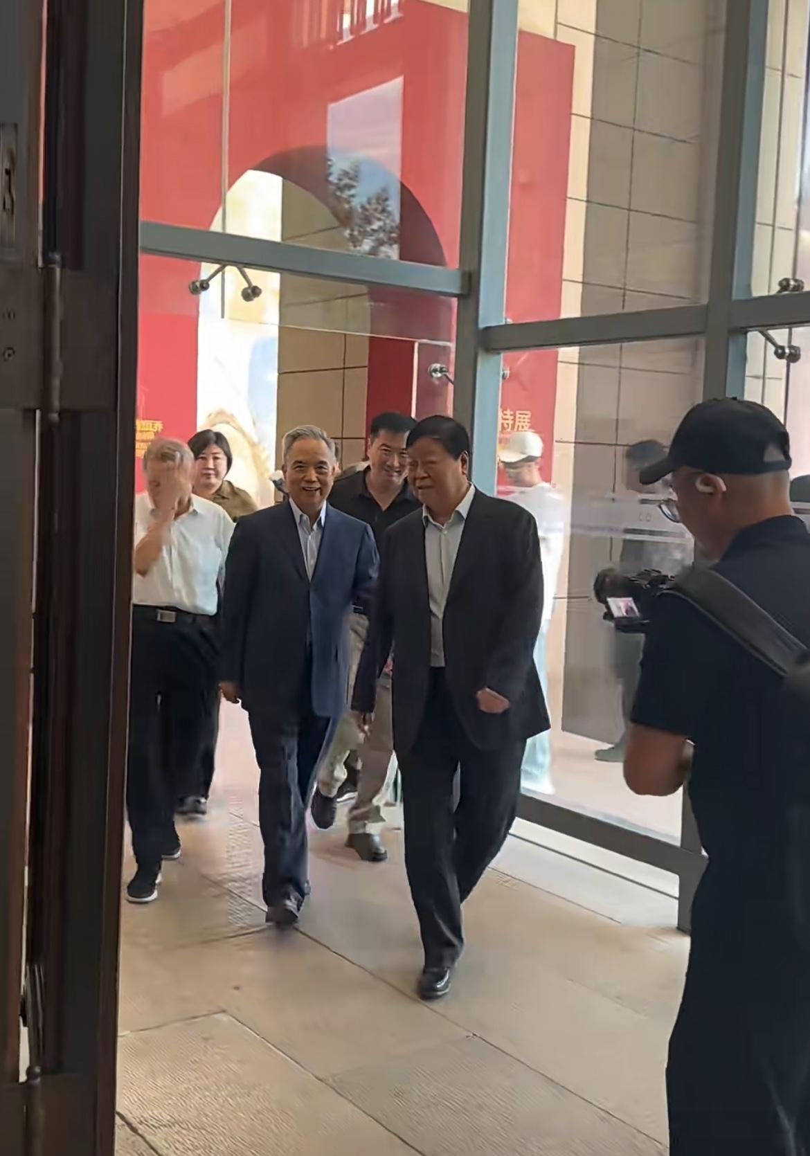6月8日，中国美术馆，重回长安——王西京艺术展上，看到了原陕西省老领导。