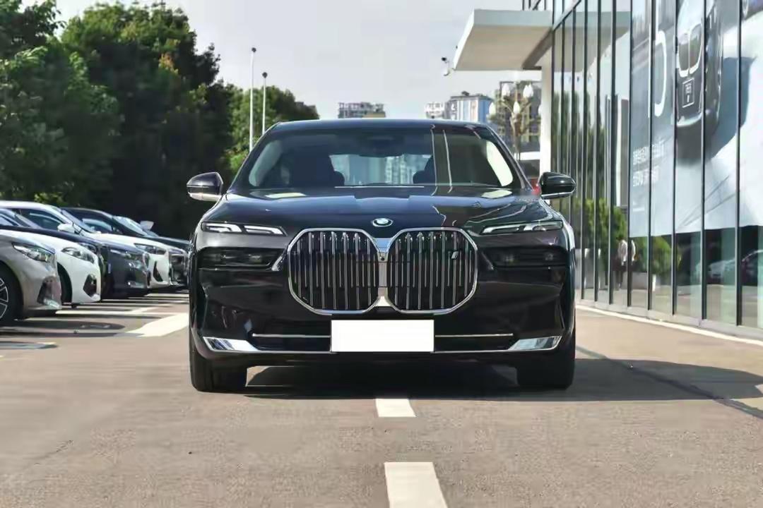 宝马大降价30万宝马把i7 M70L砍了30.1万，国产势头越来越猛，豪华旗舰也