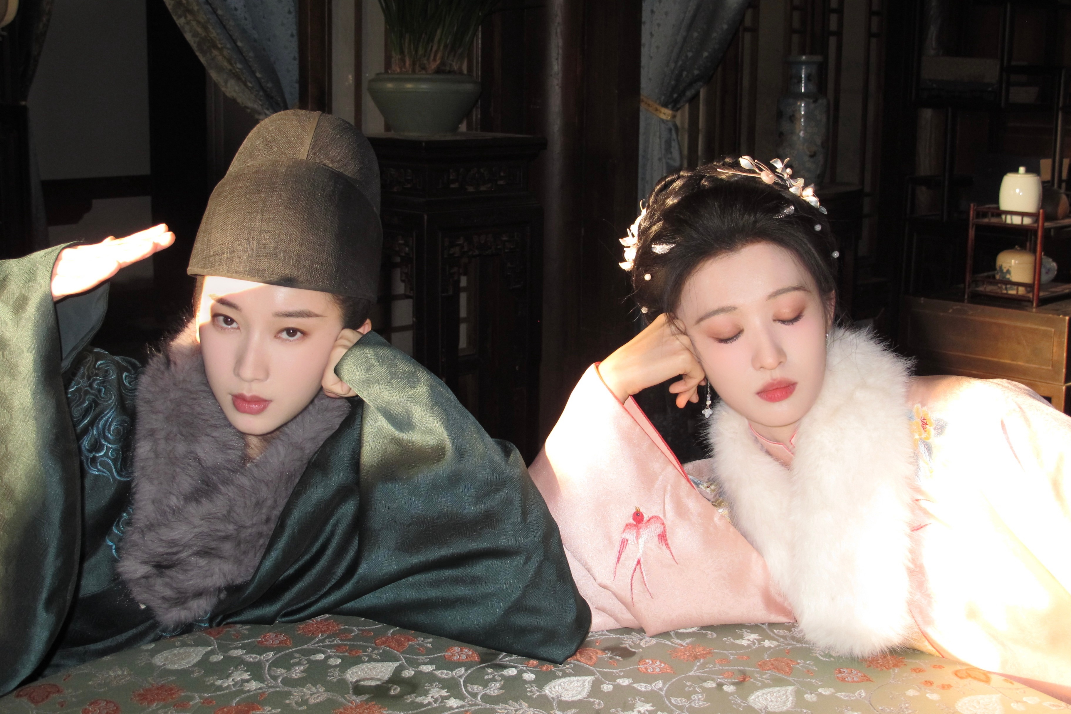 天王老姿震撼美味🤤🤤🤤🤤 王楚然刘令姿明月录杀青合照