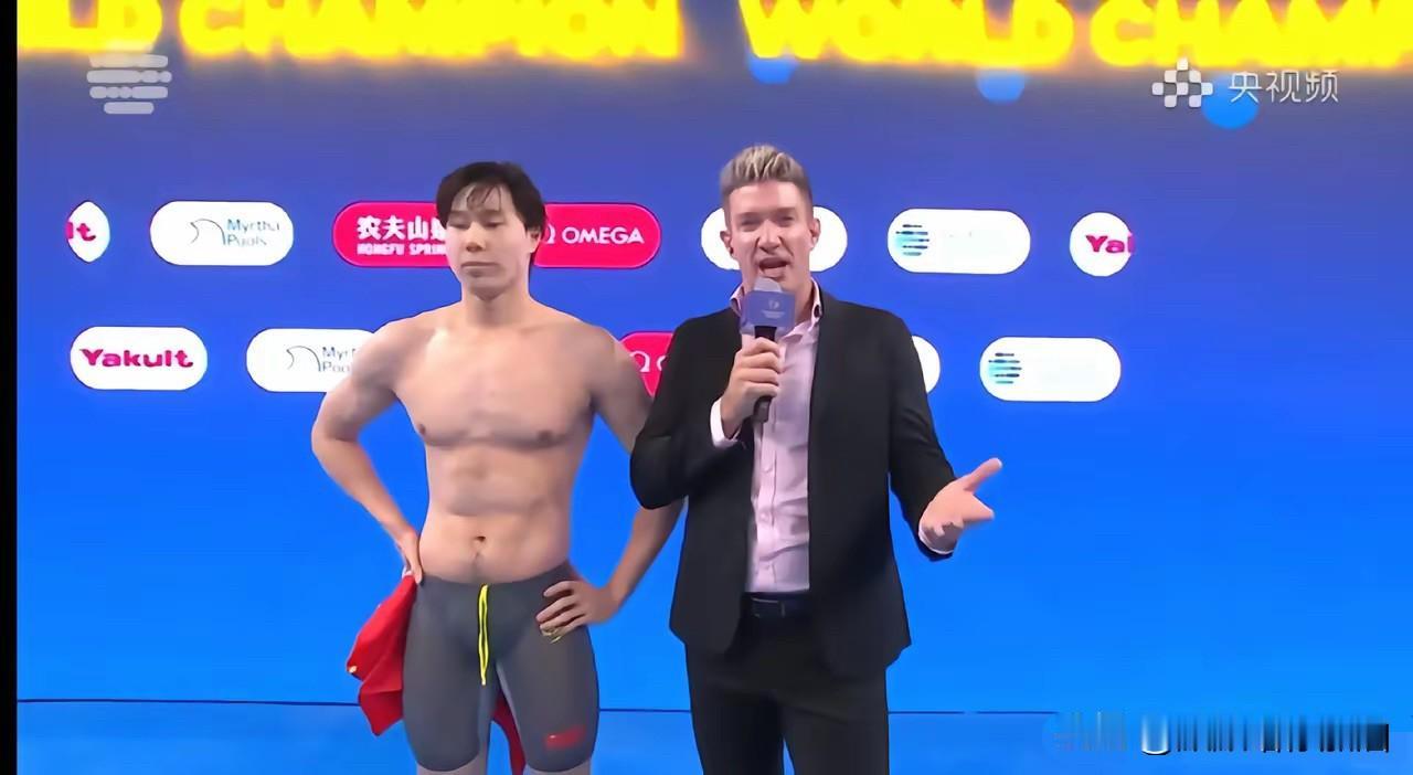 看看覃海洋肚皮：小潘成绩下滑是肚皮原因吗？

我看覃海洋的肚皮也挺大，为什么覃海