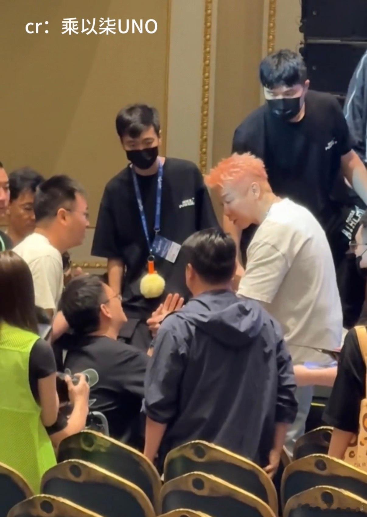 陶喆下台给坐轮椅歌迷签名 被双向奔赴的感情击中了❤️上海场新专辑签唱会上看见坐轮